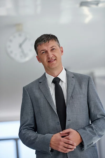 Portrait d'homme d'affaires au bureau moderne — Photo