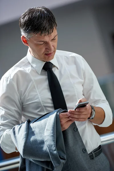 Homme d'affaires utilisant le téléphone — Photo