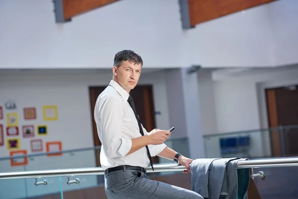 Zakenman die telefoon gebruikt — Stockfoto