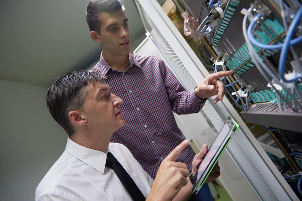 Network engineers in server room — Stock Photo, Image