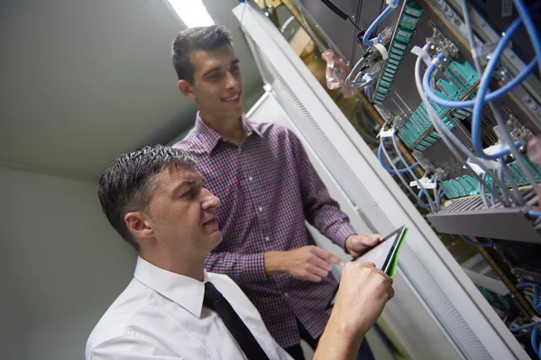 Ingénieurs réseau dans la salle des serveurs — Photo