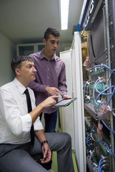 Nätverkstekniker i serverrum — Stockfoto