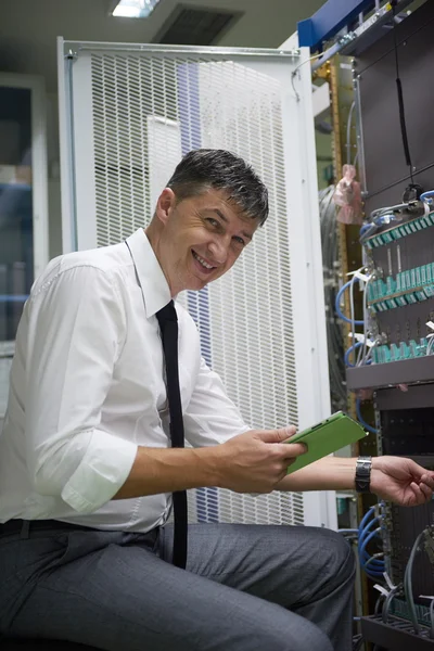 Ingeniero de red que trabaja en la sala de servidores — Foto de Stock