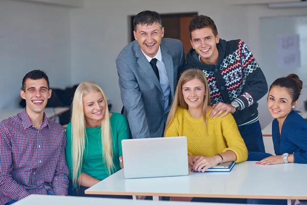 Grupo de estudiantes recibiendo apoyo del profesor —  Fotos de Stock