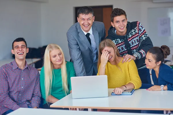 Grupa studentów uzyskania wsparcia z nauczycielem — Zdjęcie stockowe