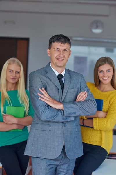 Grupporträtt av lärare med studenter — Stockfoto