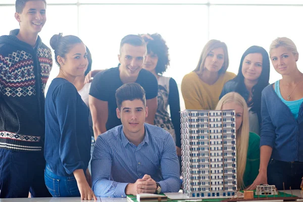 Gruppo di studenti con insegnante — Foto Stock