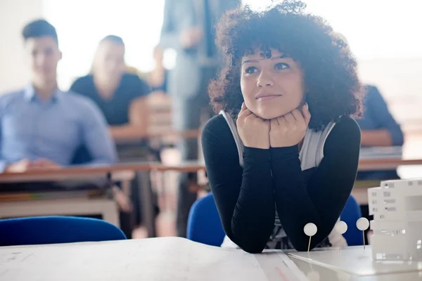 Portret van jonge vrouwelijke student — Stockfoto