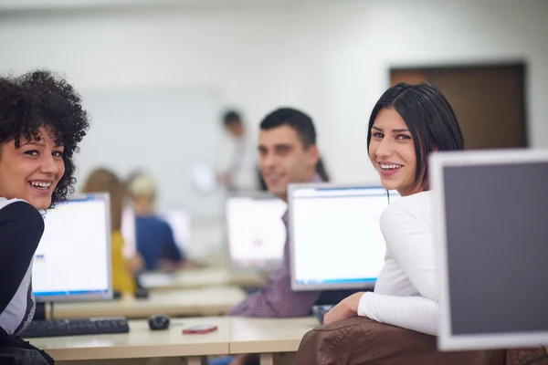 Gruppo di studenti in aula laboratorio informatico — Foto Stock