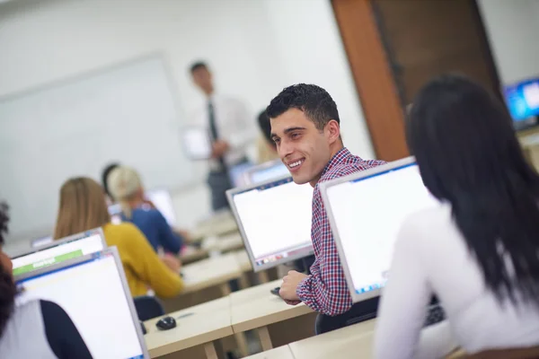 Grupo de alunos em sala de aula de laboratório de informática — Fotografia de Stock