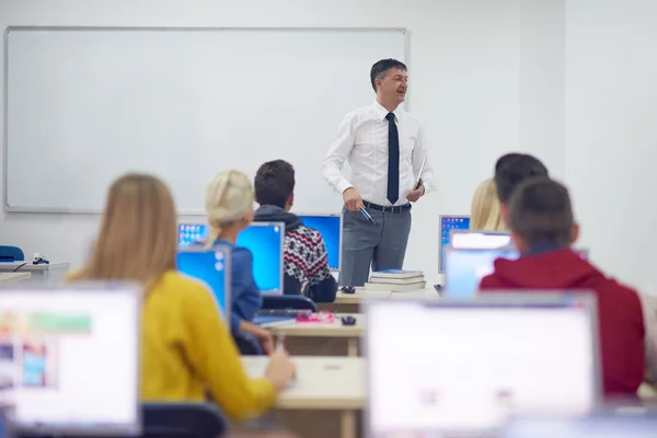 Estudantes com professor em sala de aula de laboratório de informática — Fotografia de Stock