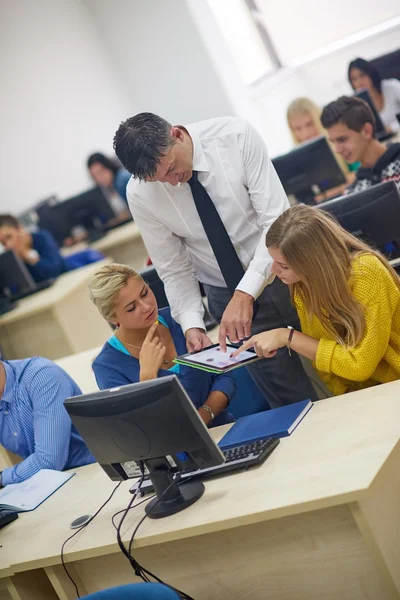 Estudantes com professor em sala de aula de laboratório de informática — Fotografia de Stock