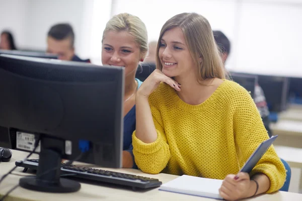 Skupina studentů v počítačové laboratoři učebny — Stock fotografie