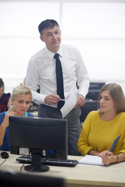 Studenten met de leraar in de computer lab klas — Stockfoto