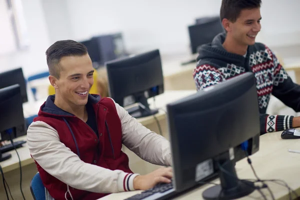 Skupina studentů v počítačové laboratoři učebny — Stock fotografie