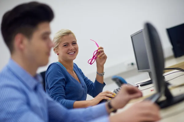 Gruppo di studenti in aula laboratorio informatico — Foto Stock