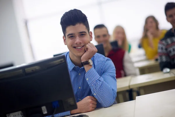 Grupo de alunos em sala de aula de laboratório de informática — Fotografia de Stock