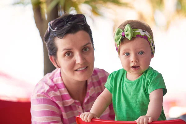 Felice giovane madre e bambino — Foto Stock