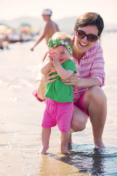 Mamma och baby på stranden — Stockfoto