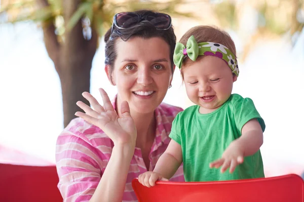 Glad ung mamma och baby — Stockfoto