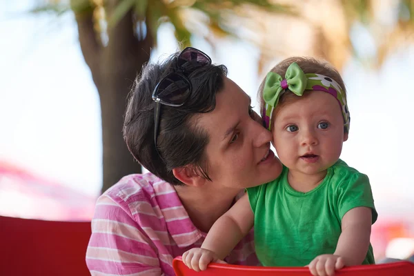 Joyeux jeune mère et bébé — Photo