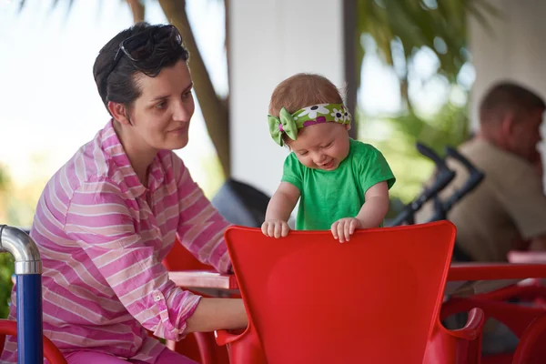 Felice giovane madre e bambino — Foto Stock