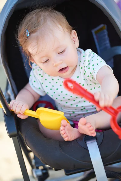 Porträt eines Babys im Kinderwagen — Stockfoto