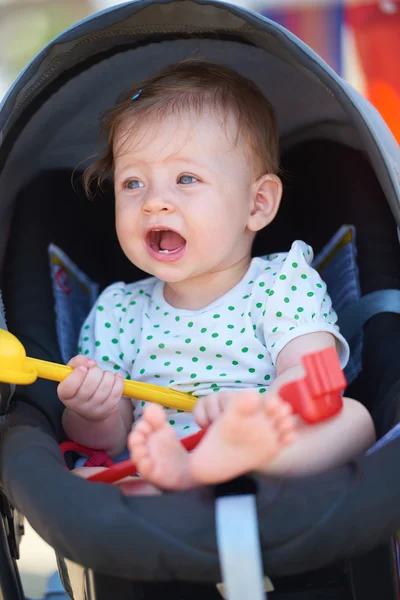 Porträt eines Babys im Kinderwagen — Stockfoto