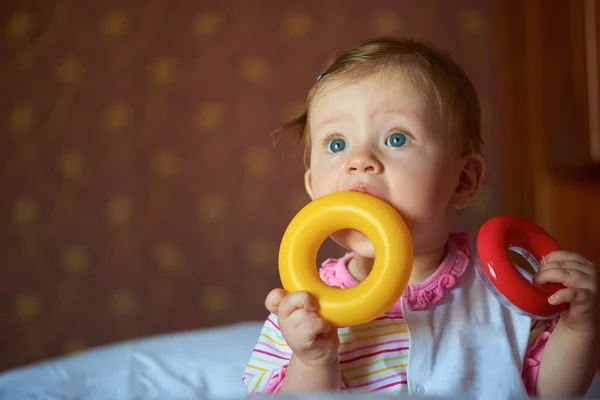 Baby spielt zu Hause mit Spielzeug — Stockfoto