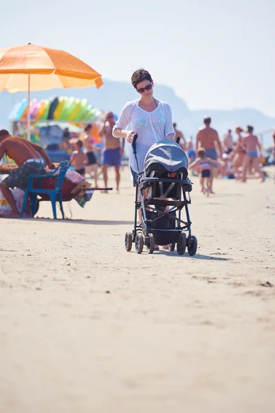 Mutter läuft mit Kinderwagen — Stockfoto