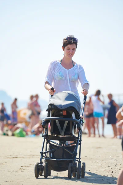 Mãe andando com a carruagem do bebê — Fotografia de Stock