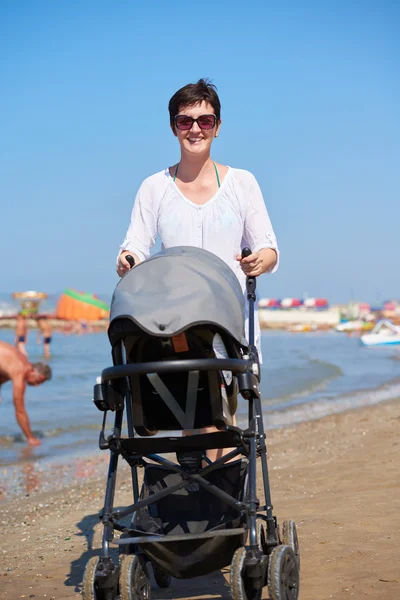 Mãe andando com a carruagem do bebê — Fotografia de Stock