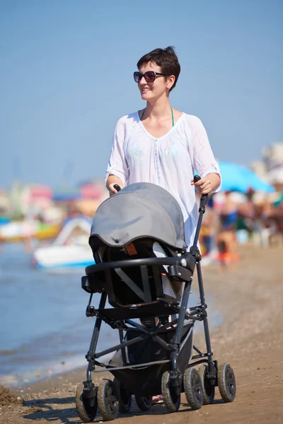 Mãe andando com a carruagem do bebê — Fotografia de Stock