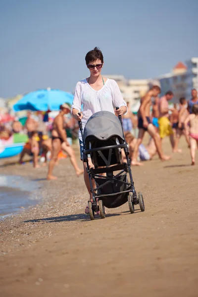 Mãe andando com a carruagem do bebê — Fotografia de Stock