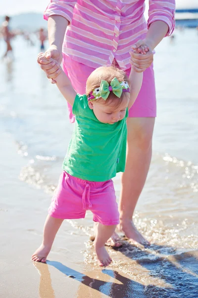 Máma a dítě na pláži — Stock fotografie