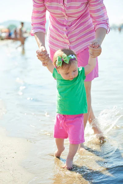 Mãe e bebê na praia — Fotografia de Stock