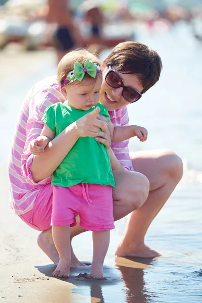 Mom and baby on beach — Stock Photo, Image