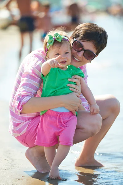 Mamá y bebé en la playa — Foto de Stock