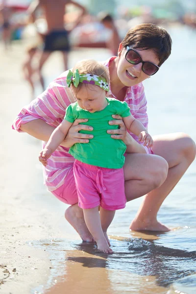 Mamma och baby på stranden — Stockfoto