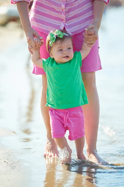 Mãe e bebê na praia — Fotografia de Stock