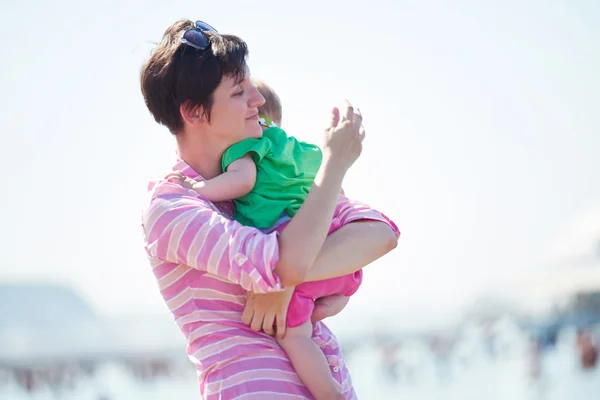 Anne ve bebek plajda — Stok fotoğraf