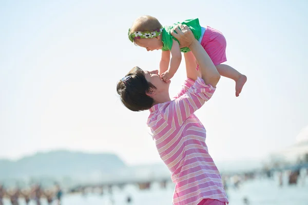 Щаслива Мама Дитина Пляжі Вчиться Ходити Робити Перші Кроки — стокове фото