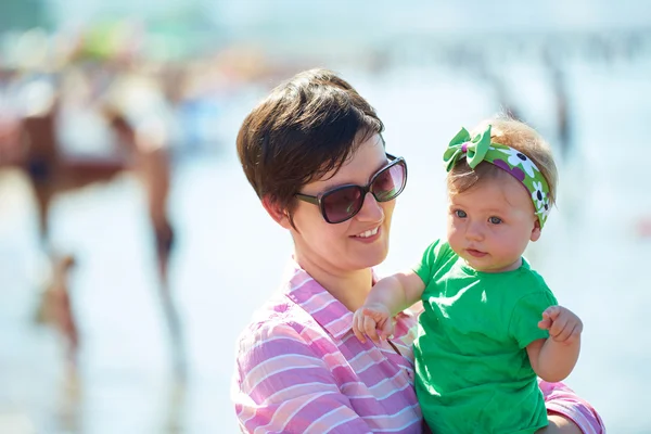 Mamá y bebé en la playa —  Fotos de Stock