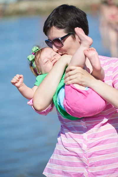 Mom and baby on beach — Stock Photo, Image