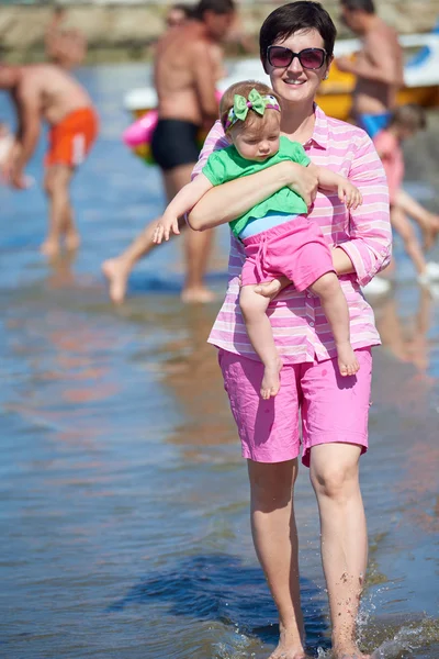 Mutter und Baby am Strand — Stockfoto