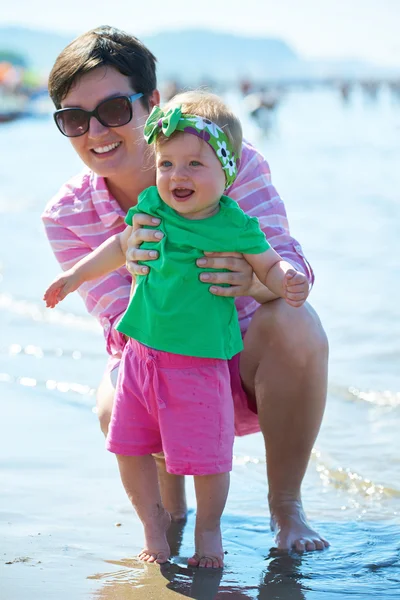 Mutter und Baby am Strand — Stockfoto