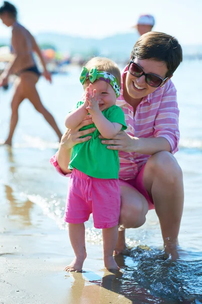 Mama i dziecko na plaży — Zdjęcie stockowe