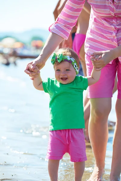 Mãe e bebê na praia — Fotografia de Stock