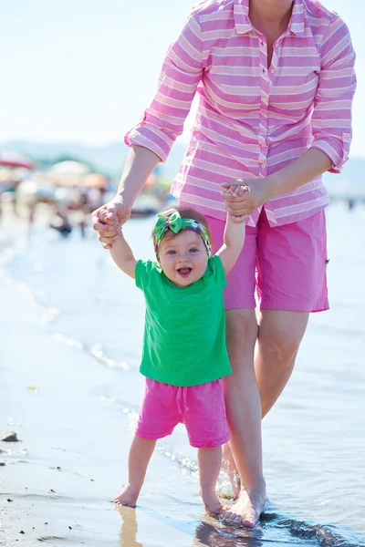 Mamá y bebé en la playa — Foto de Stock