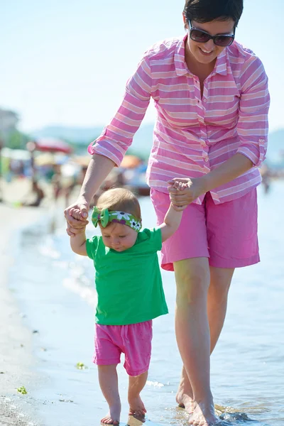 Mãe e bebê na praia — Fotografia de Stock